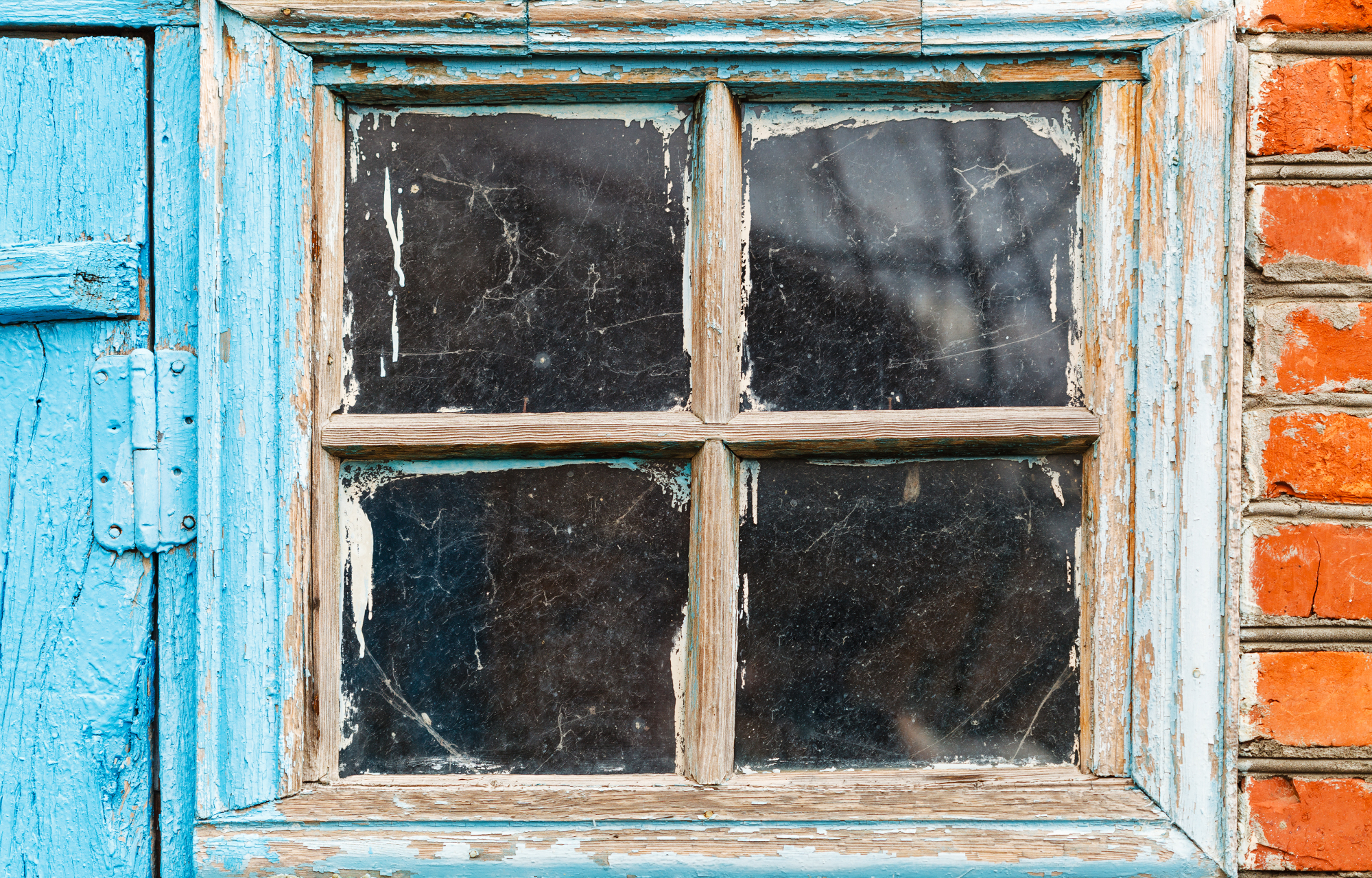 Старые деревянные стеклянные окна