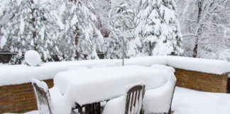 Gartenmöbel im Winter unter Schnee