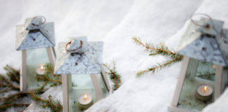Terrasse winterlich dekorieren, mit Teelichtern
