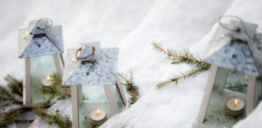 Terrasse winterlich dekorieren, mit Teelichtern