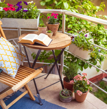 Balkonien - Urlaub auf dem Balkon mit einem guten Buch