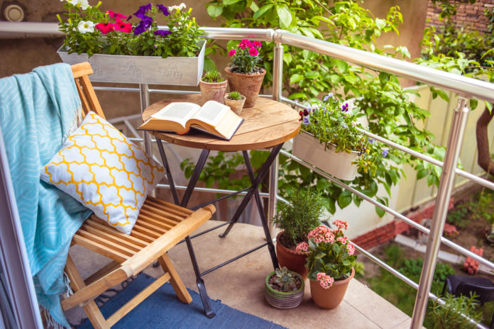Balkonien - Urlaub auf dem Balkon mit einem guten Buch