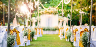 Hochzeit im Garten mit weißen Stuhlhussen