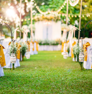 Hochzeit im Garten mit weißen Stuhlhussen
