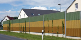 Lärmschutzmauer für Häuser die an einer Straße stehen