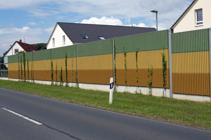 Lärmschutzmauer für Häuser die an einer Straße stehen