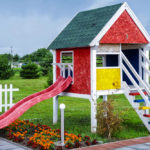 Ein Spielhaus auf Stelzen für Kinder im Garten