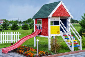 Ein Spielhaus auf Stelzen für Kinder im Garten