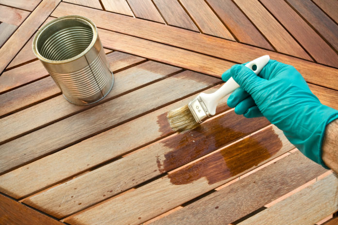 Behandlung von Holzdielen auf der Terrasse