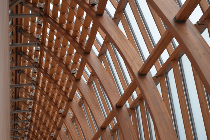 Holzkonstruktion in der Architektur aus Leimbinder