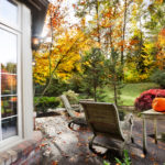 Terrasse im Herbst mit Kürbis auf dem Tisch