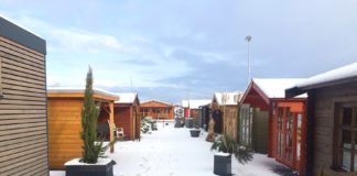 Gartenhaus und Gartenmöbel im Winter